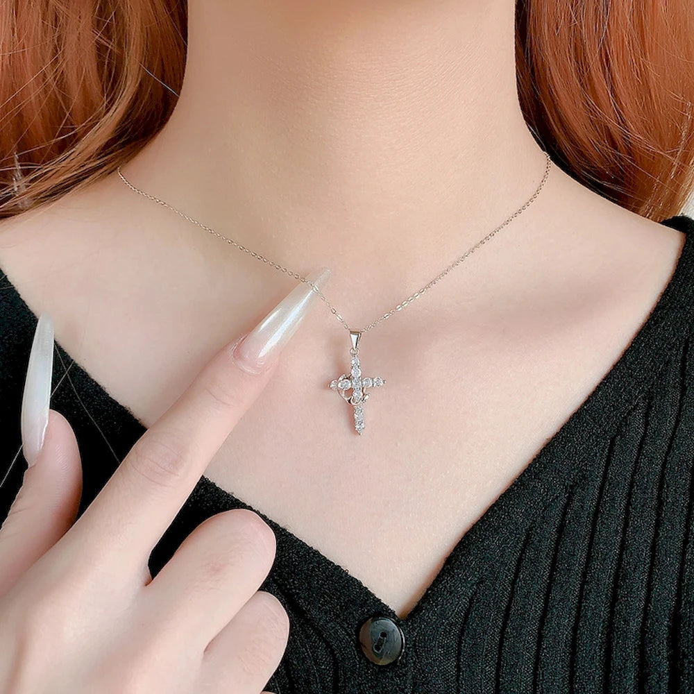 Colar Cruz Elegante com Cristais banhada a ouro de 18K