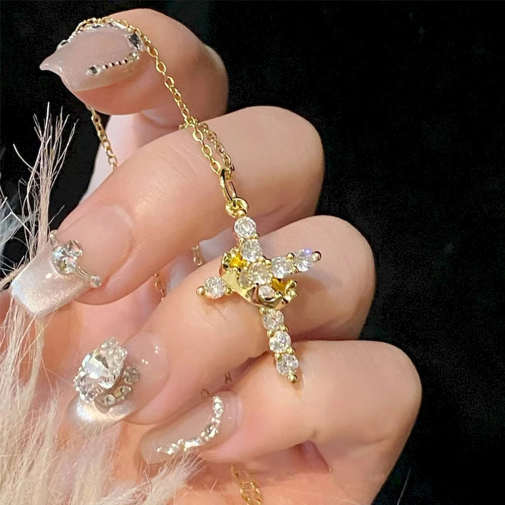 Colar Cruz Elegante com Cristais banhada a ouro de 18K