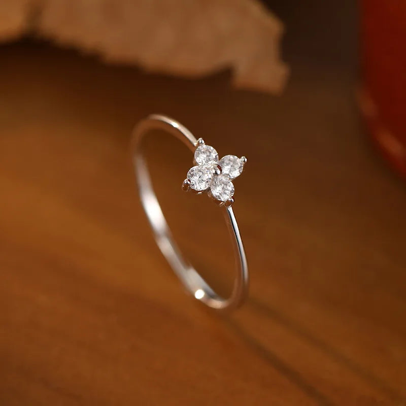 💎 

Anel Trevo de Luxo – Prata 925 com Zircónias